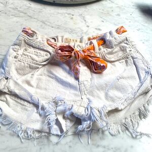 Free People. We the free. size 25. White high waisted denim jean shorts. Frayed